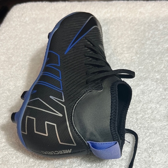 Nike Boy’s Black and Blue Soccer Athletic Shoes - Picture 3 of 8